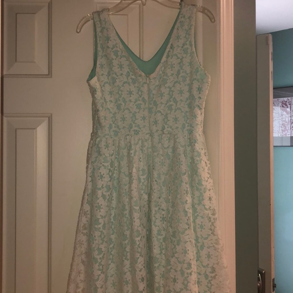 Lush Green with White Lace Dress - Picture 3 of 3